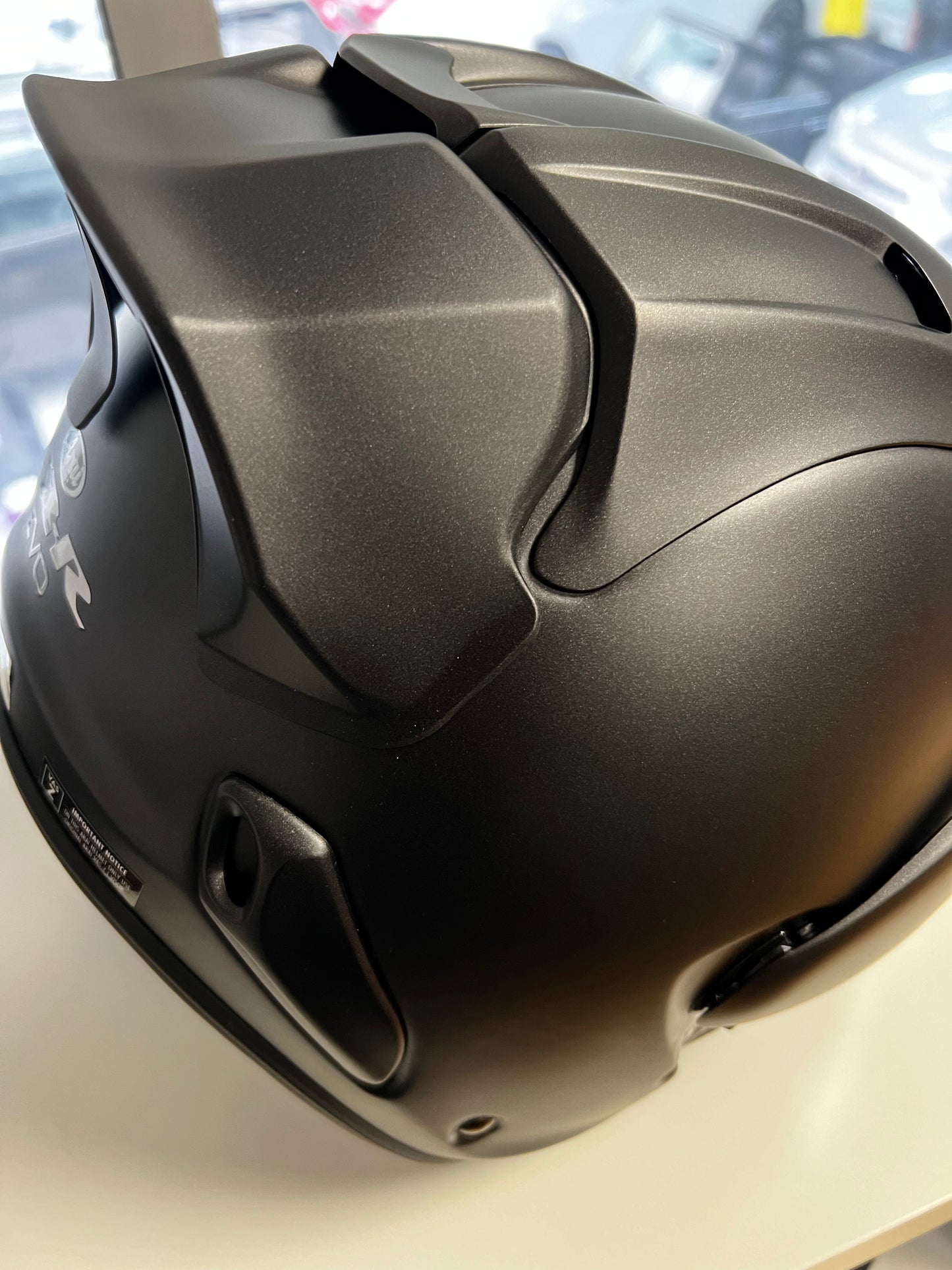 Spoiler arriere Arai szr vas & evo noir mat vue 3/4 arriére droite